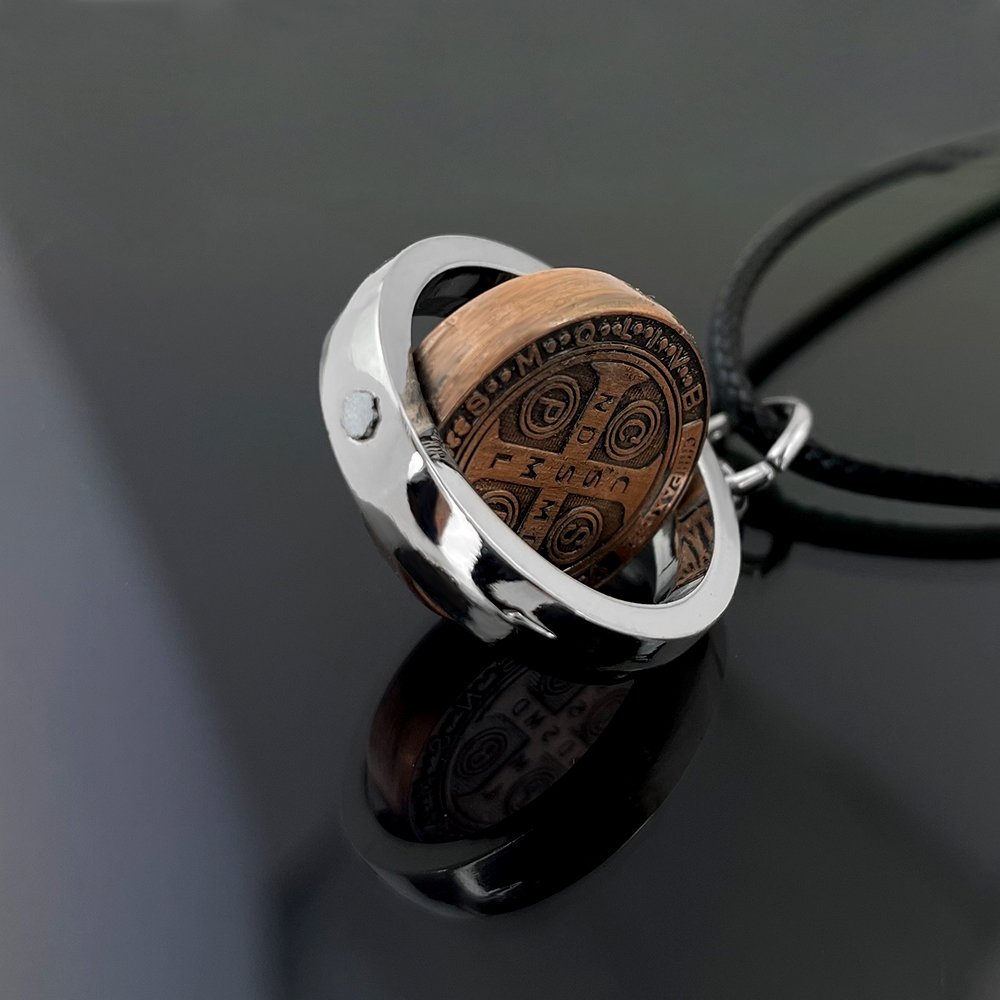 Novo Colar Medalha de São Bent - Jewelry & Watches Company avaliação e preço
