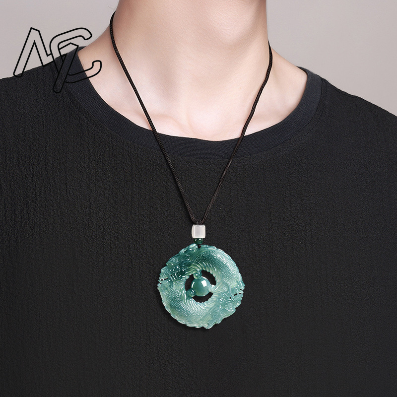 Colar com Pingente de Jade Nat - Jewelry & Watches Spółka Z Ograniczoną Odpowiedzialnością avaliação e preço